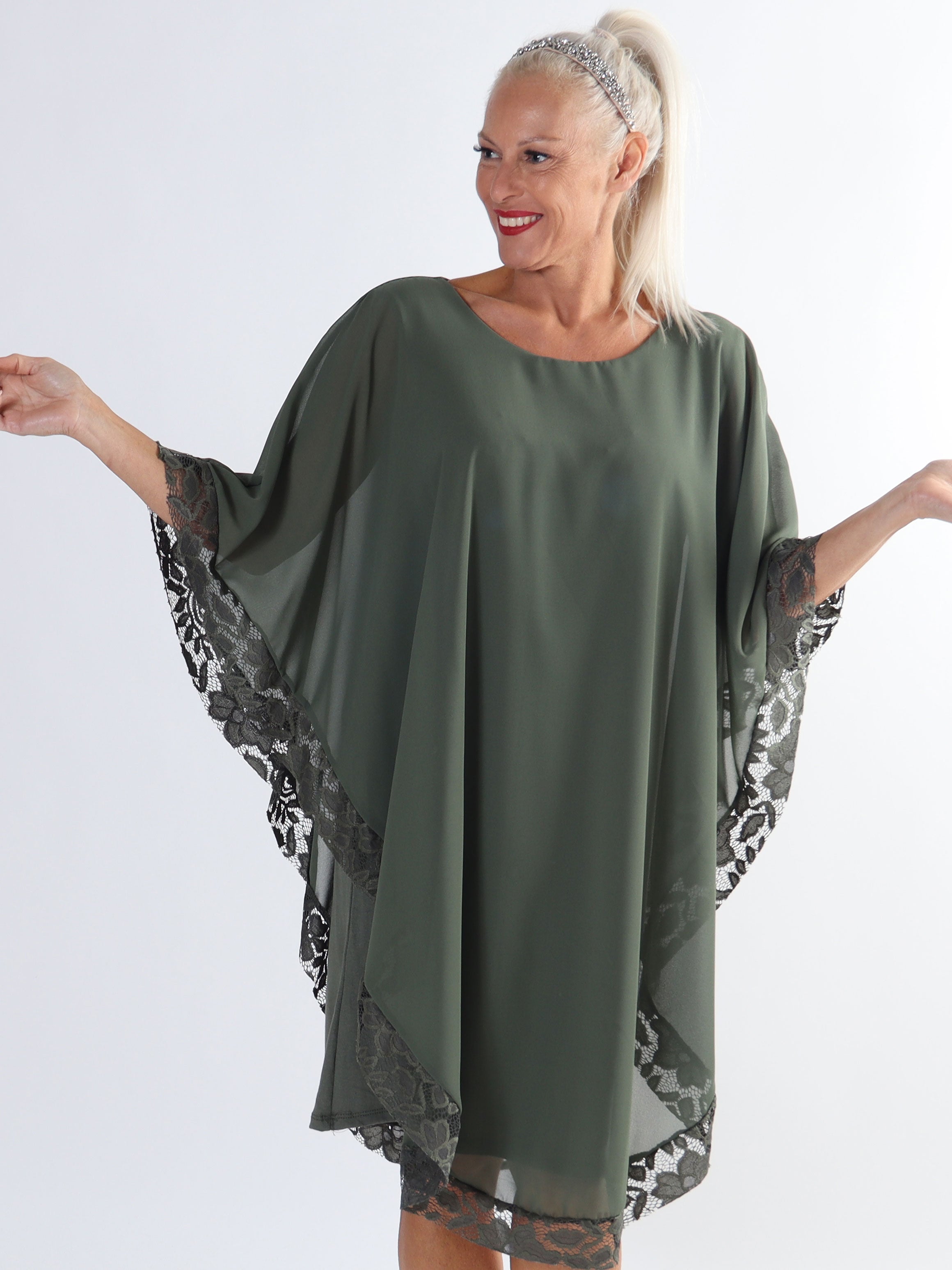 Kenya Edge - Plus size tunikaklänning med chiffonglager och spetskant